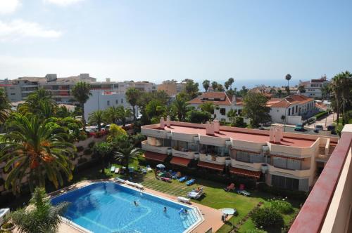 een luchtzicht op een resort met een zwembad bij Apartment La Paz II in Puerto de la Cruz