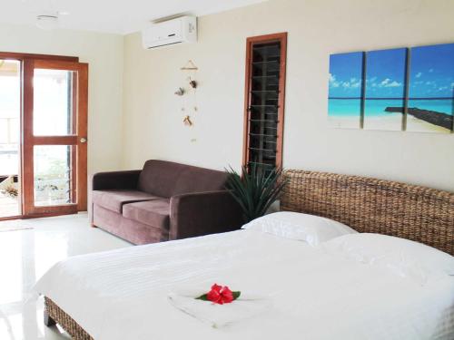 En eller flere senge i et værelse på Vanuatu Beachfront Apartments