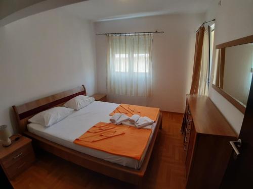 Кровать или кровати в номере Apartmani Jovan