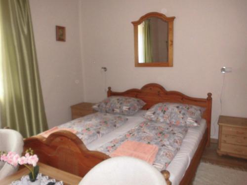 Ένα ή περισσότερα κρεβάτια σε δωμάτιο στο Napfény Apartman