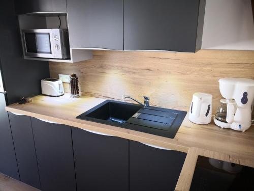 A kitchen or kitchenette at Appartement Rue Haute des Bains