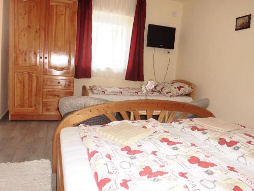 Ένα ή περισσότερα κρεβάτια σε δωμάτιο στο Napfény Apartman