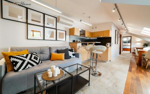 ein Wohnzimmer mit Sofa und Tisch in der Unterkunft Wonder Home - Apartamenty blisko stoku, centrum i aquparku in Karpacz