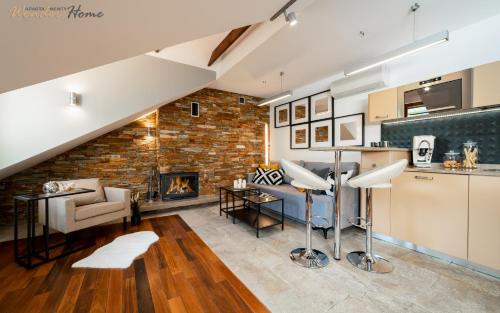 ein Wohnzimmer mit Kamin und Ziegelwand in der Unterkunft Wonder Home - Apartamenty blisko stoku, centrum i aquparku in Karpacz