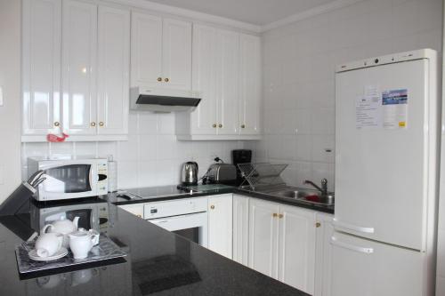 Η κουζίνα ή μικρή κουζίνα στο Waterfront - Knysna Quays Accommodation