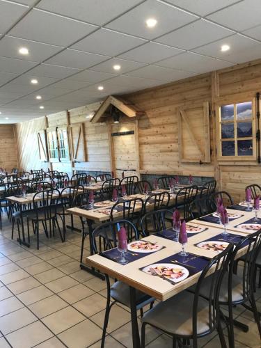 a dining room with long tables and chairs at Résidence Les Ecrins in Ancelle