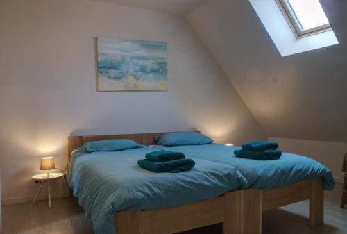 1 dormitorio con 1 cama con 2 almohadas verdes en Chambres d'hotes le Matou Roux, en Isle-et-Bardais