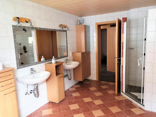 ein Bad mit 2 Waschbecken und einer Dusche in der Unterkunft Smart Chalet Ladis in Ladis