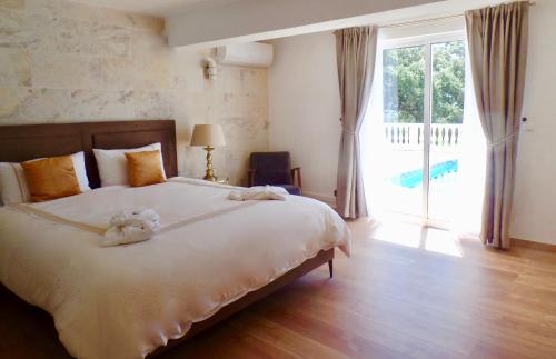 サン・ブラース・デ・アルポルテルにあるPanoramic Paradiseのベッドルーム1室(犬が寝つくベッド1台付)