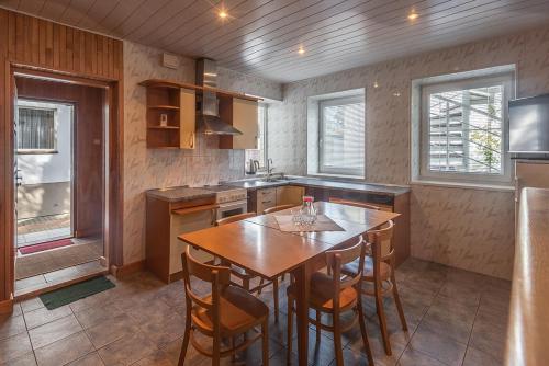 eine Küche mit einem Holztisch und einigen Stühlen in der Unterkunft Paliepgiris in Palanga