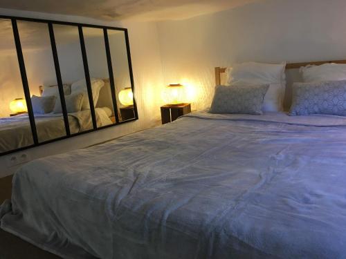 Ένα ή περισσότερα κρεβάτια σε δωμάτιο στο Loft entre mer et campagne à Toulon