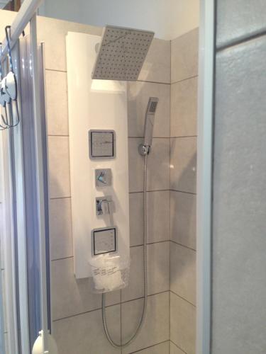 a shower with a shower head in a bathroom at Casa Do Sol Apartment in Peschiera del Garda