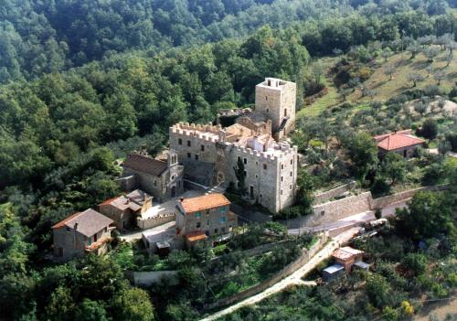 Blick auf Castello Di Cisterna aus der Vogelperspektive