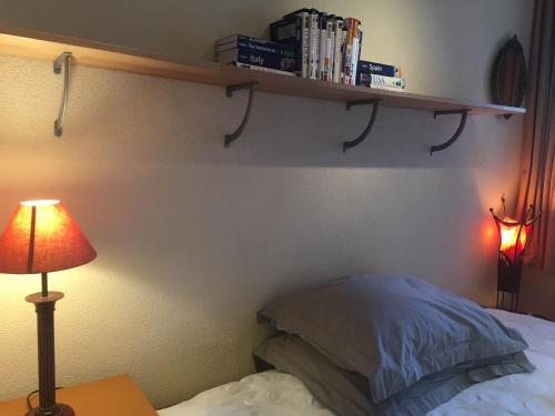 ein Schlafzimmer mit einem Bett und einem Regal an der Wand in der Unterkunft B&B Looier in Amsterdam