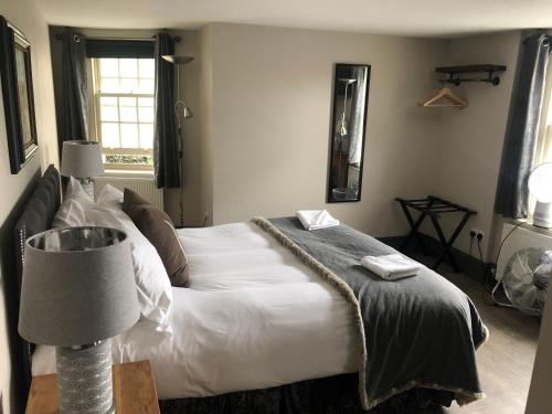 A bed or beds in a room at Linden House Stansted 