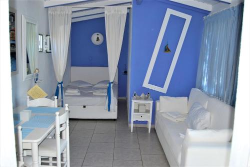 Postel nebo postele na pokoji v ubytování KILLINI COTTAGE STUDIO the small cyclades