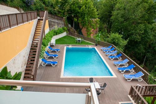 an overhead view of a swimming pool with lounge chairs at Casa Encosta do Gerês-Ferias no Gerês in Vieira do Minho