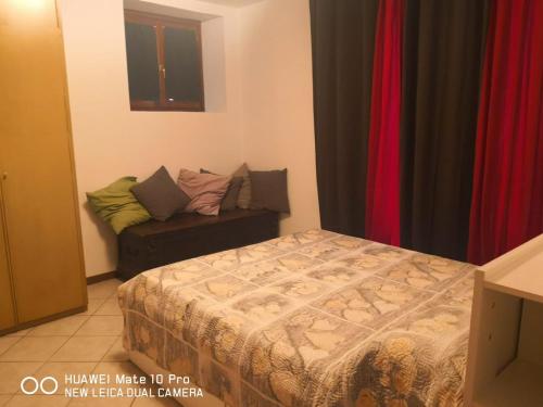 Ένα ή περισσότερα κρεβάτια σε δωμάτιο στο Borgo Volciano Garda Lake APP1