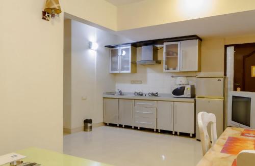 Virtuvė arba virtuvėlė apgyvendinimo įstaigoje Landmark Suites Bollywood design Hotel