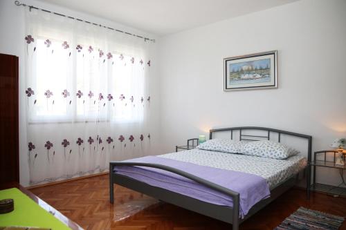 Posteľ alebo postele v izbe v ubytovaní Seaside Apartment Tisno