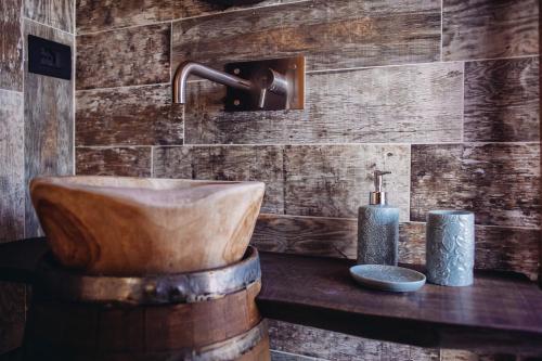 a bathroom with a wooden tub and a sink at B&B Torre Dell'Angelo in Citta' Sant'Angelo