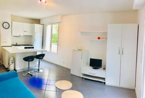 un salon avec un canapé et une cuisine dans l'établissement Studio plage parking et proche vieil antibes, à Antibes