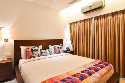 Posteľ alebo postele v izbe v ubytovaní Landmark Suites Bollywood design Hotel
