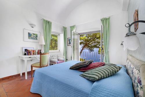 Ένα ή περισσότερα κρεβάτια σε δωμάτιο στο Amore Rentals - Villa Polifemo