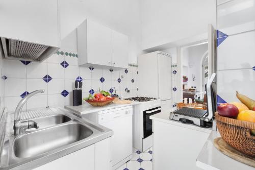 Кухня или мини-кухня в Amore Rentals - Villa Polifemo
