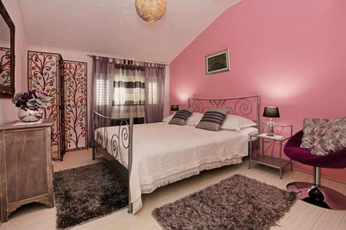 Un pat sau paturi într-o cameră la Apartment Ambroz