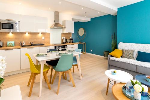 une cuisine et un salon avec une table et des chaises dans l'établissement Saint-Malo With Love, Parking, Netflix, Wifi, à Saint-Malo