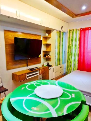 una sala de estar con una mesa verde y blanca en ARC Home Rental at San Remo Oasis, en Cebú