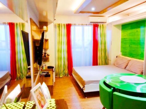 Zimmer mit einem Bett und einem Tisch in der Unterkunft ARC Home Rental at San Remo Oasis in Cebu City
