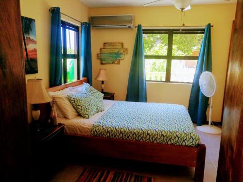 Un pat sau paturi într-o cameră la Dolce Cabana Waterfront Suites