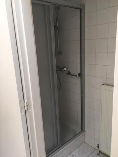 una doccia con porta in vetro in bagno di Koksijde-bad de block zeelaan C6 a Koksijde
