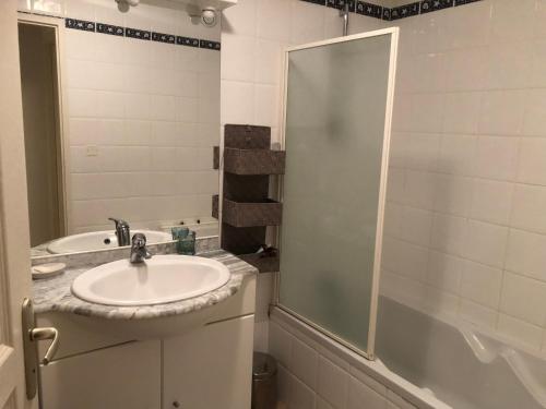 une salle de bain avec un lavabo et une douche dans l'établissement 23 Rue Romain Rolland Appartement, à Collioure
