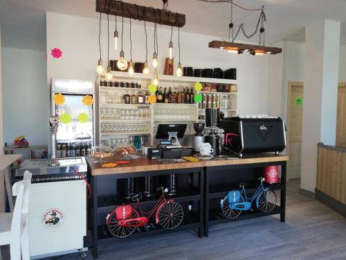 una cocina con dos bicicletas estacionadas en un mostrador en ROSTICAFFE', en Lavarone