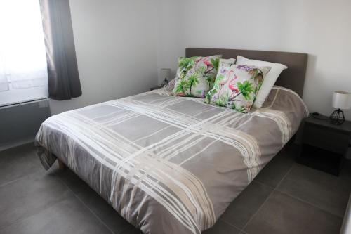 un lit avec deux oreillers dessus dans une chambre dans l'établissement APPARTEMENT PROVENCE HEUREUSE, à Saint-Cyr-sur-Mer