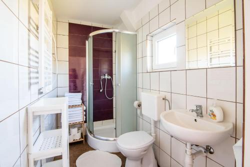 Ένα μπάνιο στο Pajda Mazur - Domki na wodzie, Domki i Apartamenty