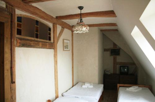 two beds in a room with an attic at Karczma Bełty in Glinno