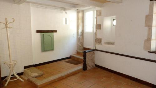 um corredor com uma porta verde na parede em l'atelier du relieur em Montmorillon