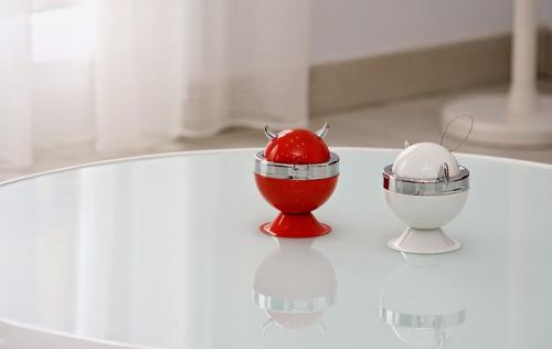 a table with a red and white appliance on it at El encanto de Avilés, apartamento-loft in Avilés