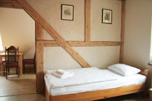 Кровать или кровати в номере Karczma Bełty