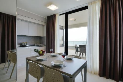 a kitchen and dining room with a table and chairs at Residence Picalè in Alghero