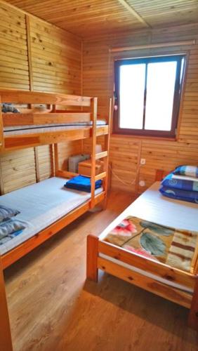 מיטה או מיטות קומותיים בחדר ב-Agrodomek
