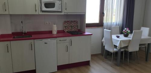 Η κουζίνα ή μικρή κουζίνα στο Apartamentos La Pradera de Isla