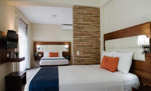 Ліжко або ліжка в номері Hotel San Miguel, en el Centro - Desayuno Gratis
