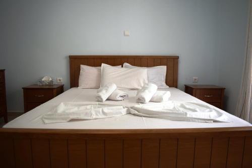 łóżko z białą pościelą i wypchanymi zwierzętami w obiekcie Villa Giovasia in Tolo w mieście Tolo