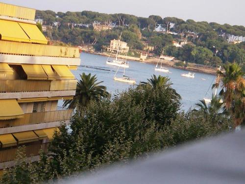 STUDIO STANDING BORD DE MER ET VUE