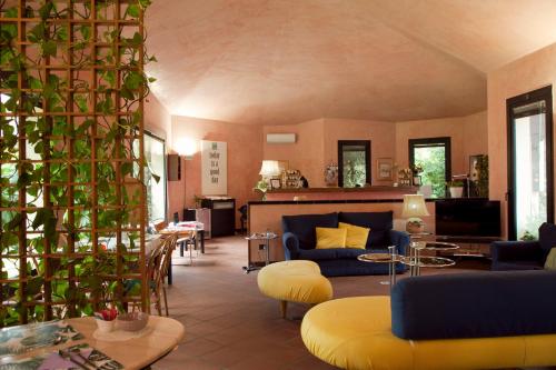 ein Wohnzimmer mit einem blauen Sofa und einer Wand aus Weinflaschen in der Unterkunft Locanda di Alia - Hotel b&b - in Castrovillari